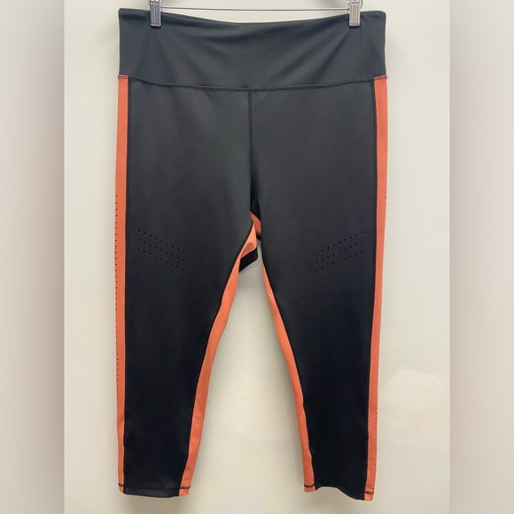 4 for $25 🖤 Zyia Black & Coral Cropped Leggings 🖤 Size 20